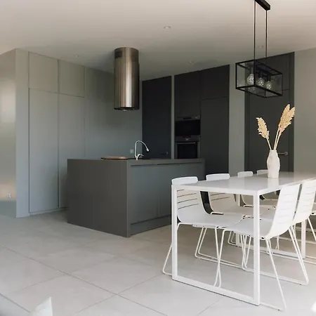 Aina Villa